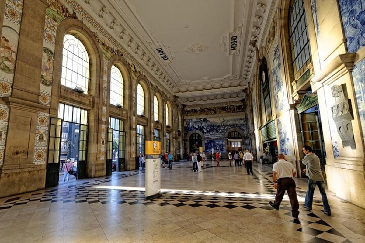 um grupo de pessoas caminhando em um grande edifício