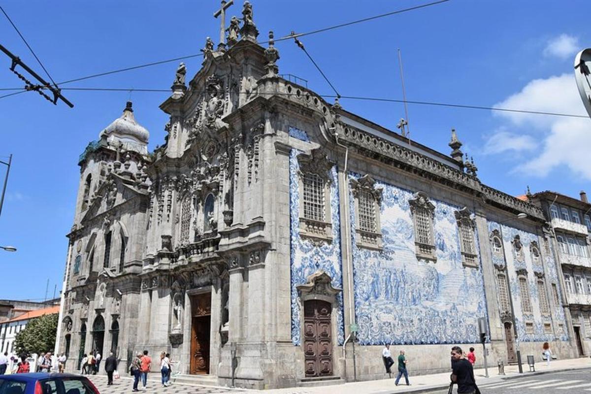 um prédio antigo com um mural na lateral