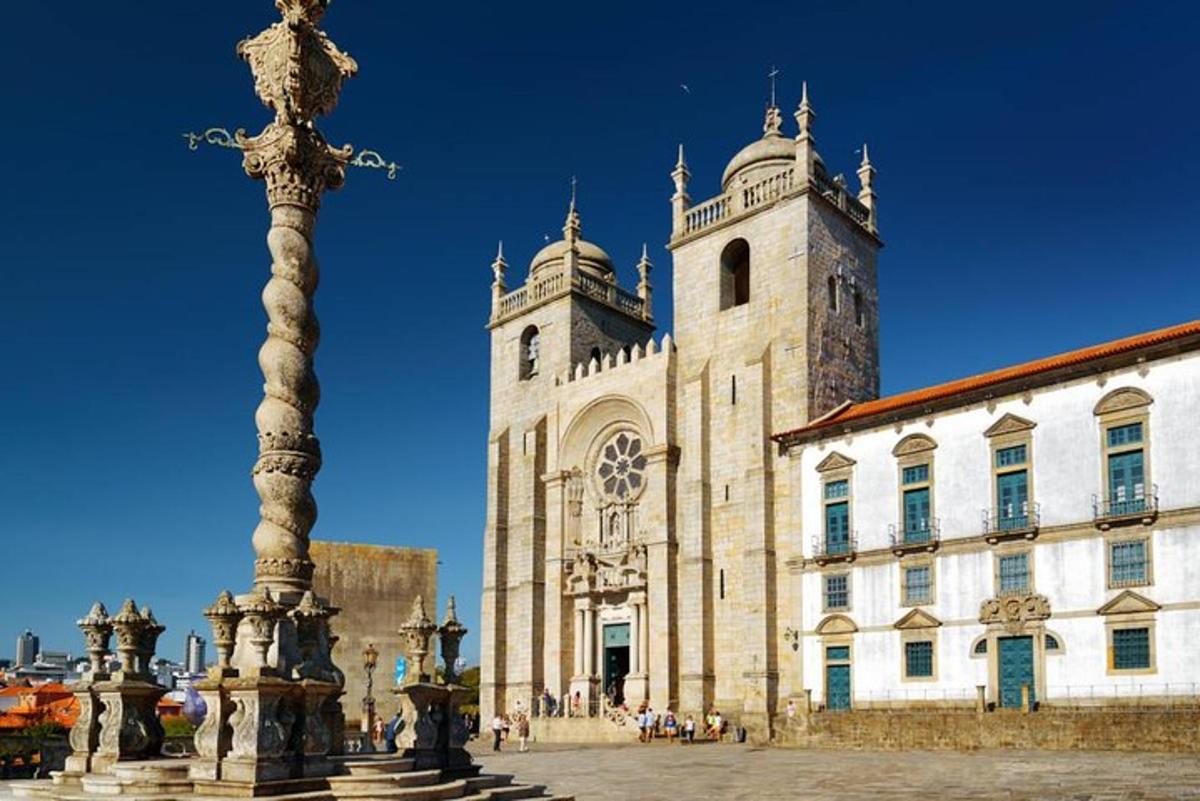 um edifício com duas torres e uma fonte na frente