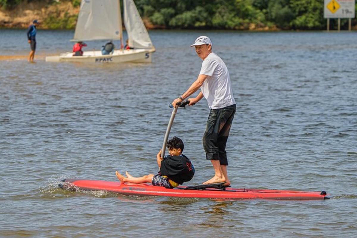 ein Mann und ein Junge auf einem Paddleboard im Wasser