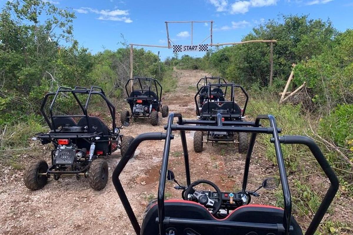 en gruppe på fire ATV-er på en grusvei