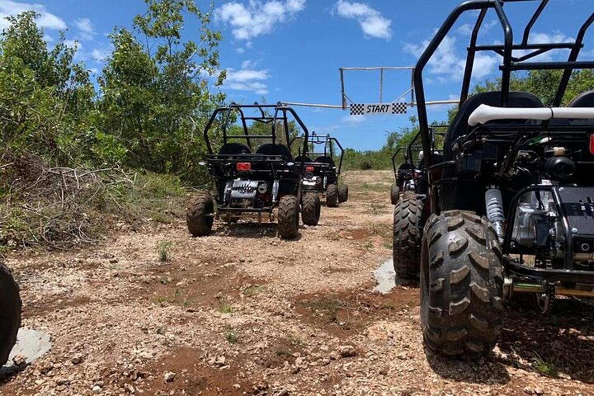 en gruppe på fire ATV-er parkert på en grusvei