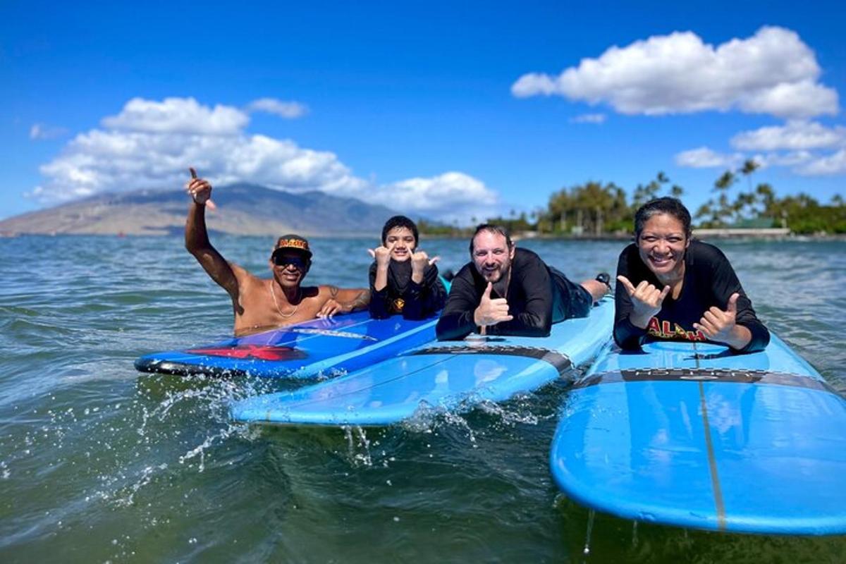 sekumpulan orang di atas papan luncur di dalam air