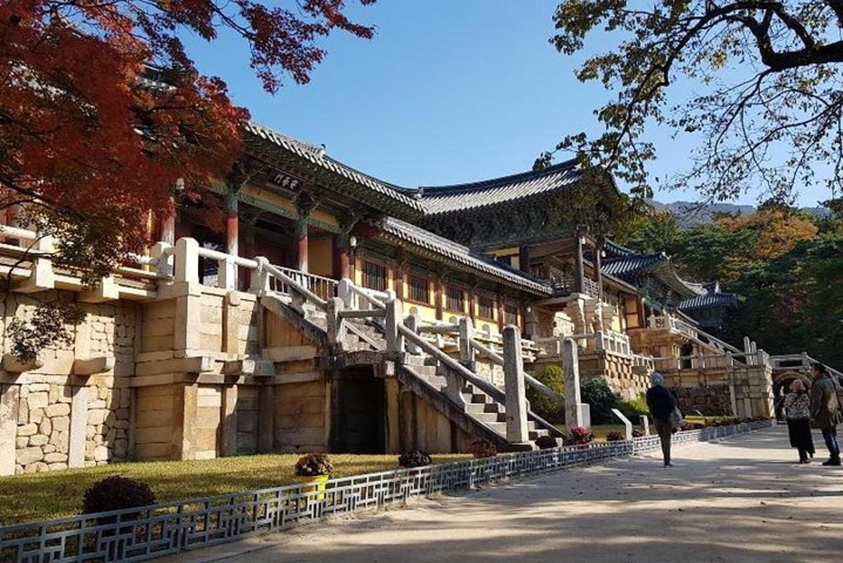 un edificio con una scala di fronte