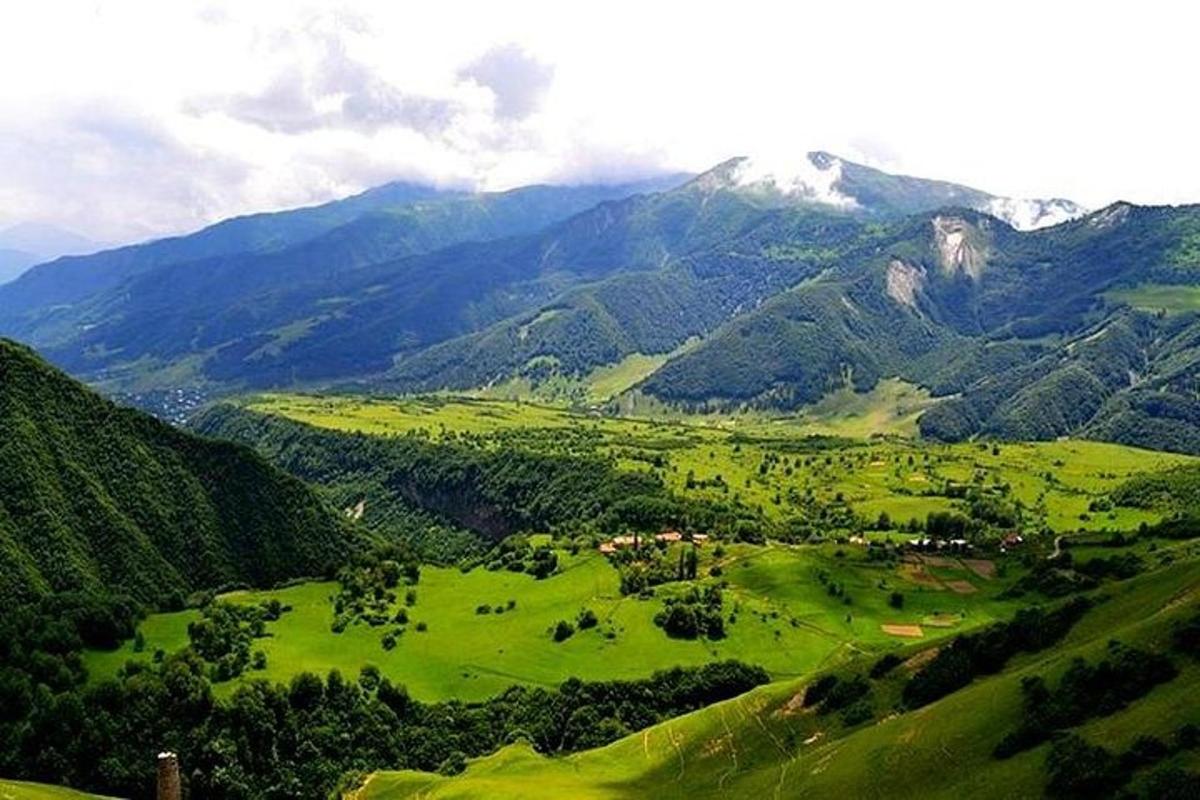 lembah hijau dengan latar belakang gunung