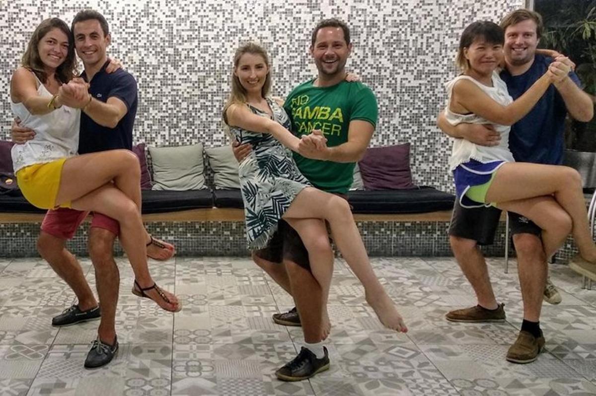 skupina lidí pózuje pro fotografii