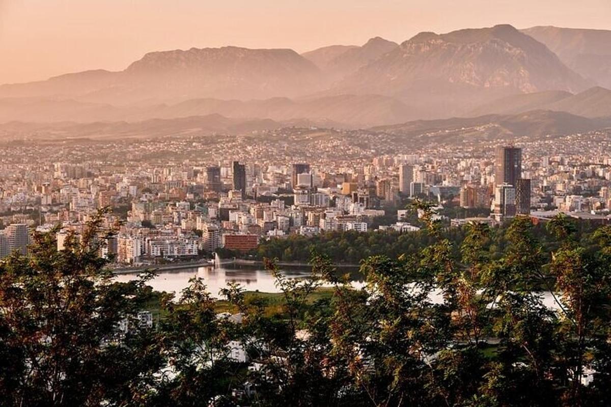 uma vista de uma cidade com montanhas ao fundo