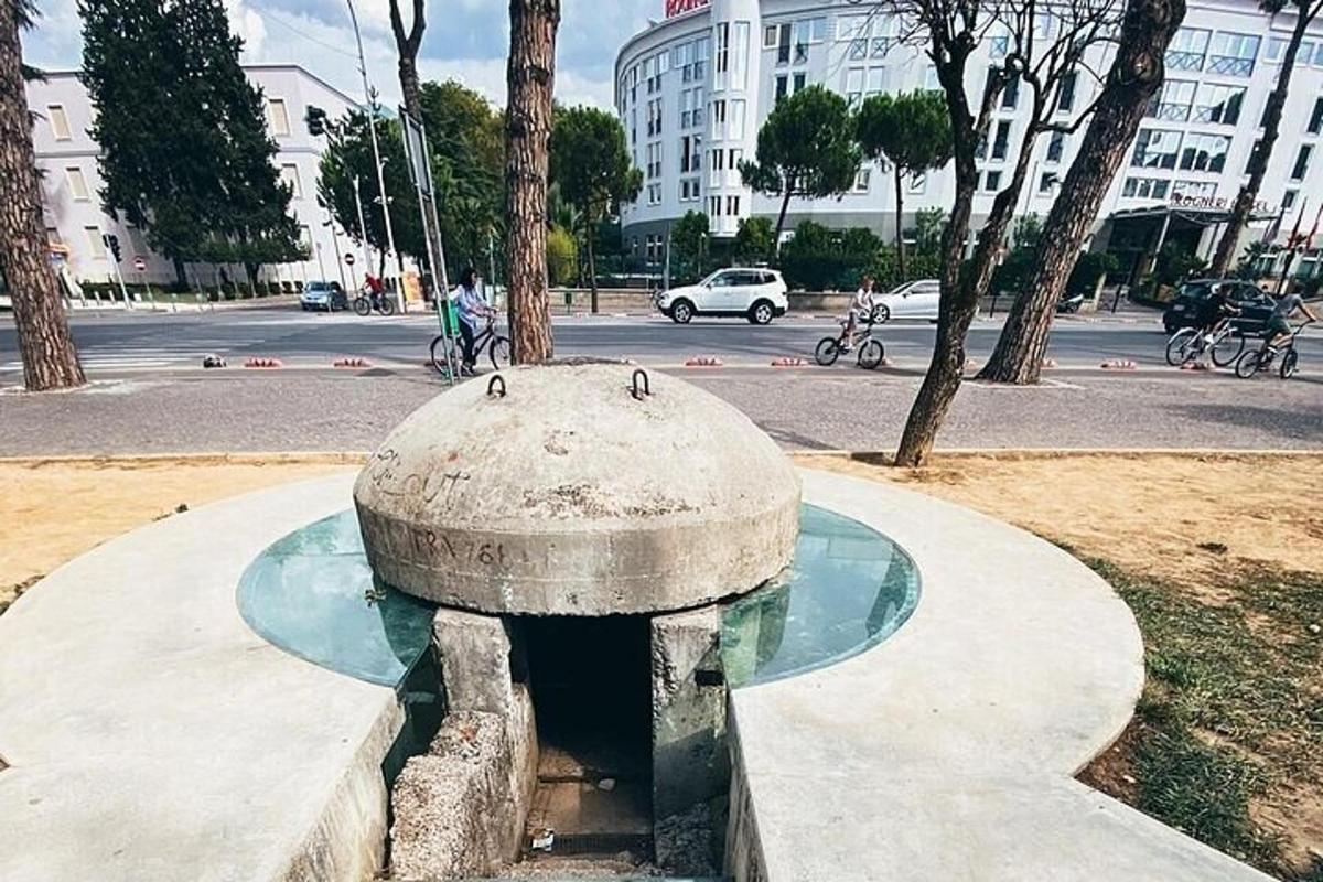 uma fonte no meio de uma rua da cidade