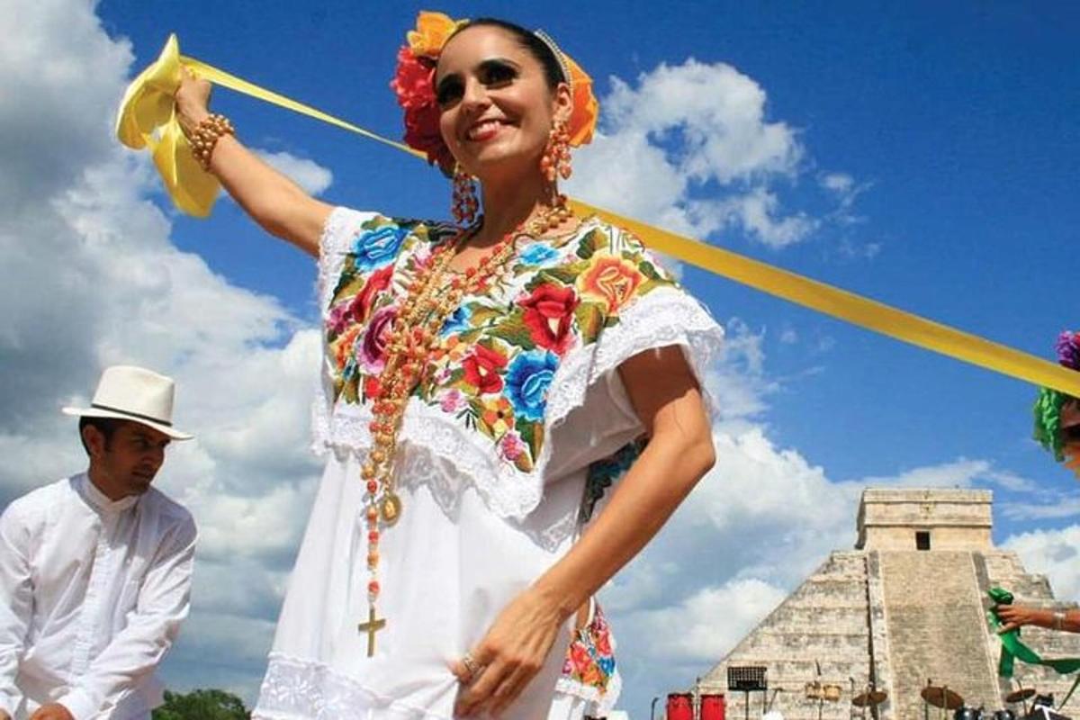 seorang wanita dalam pakaian mexican memegang lembing