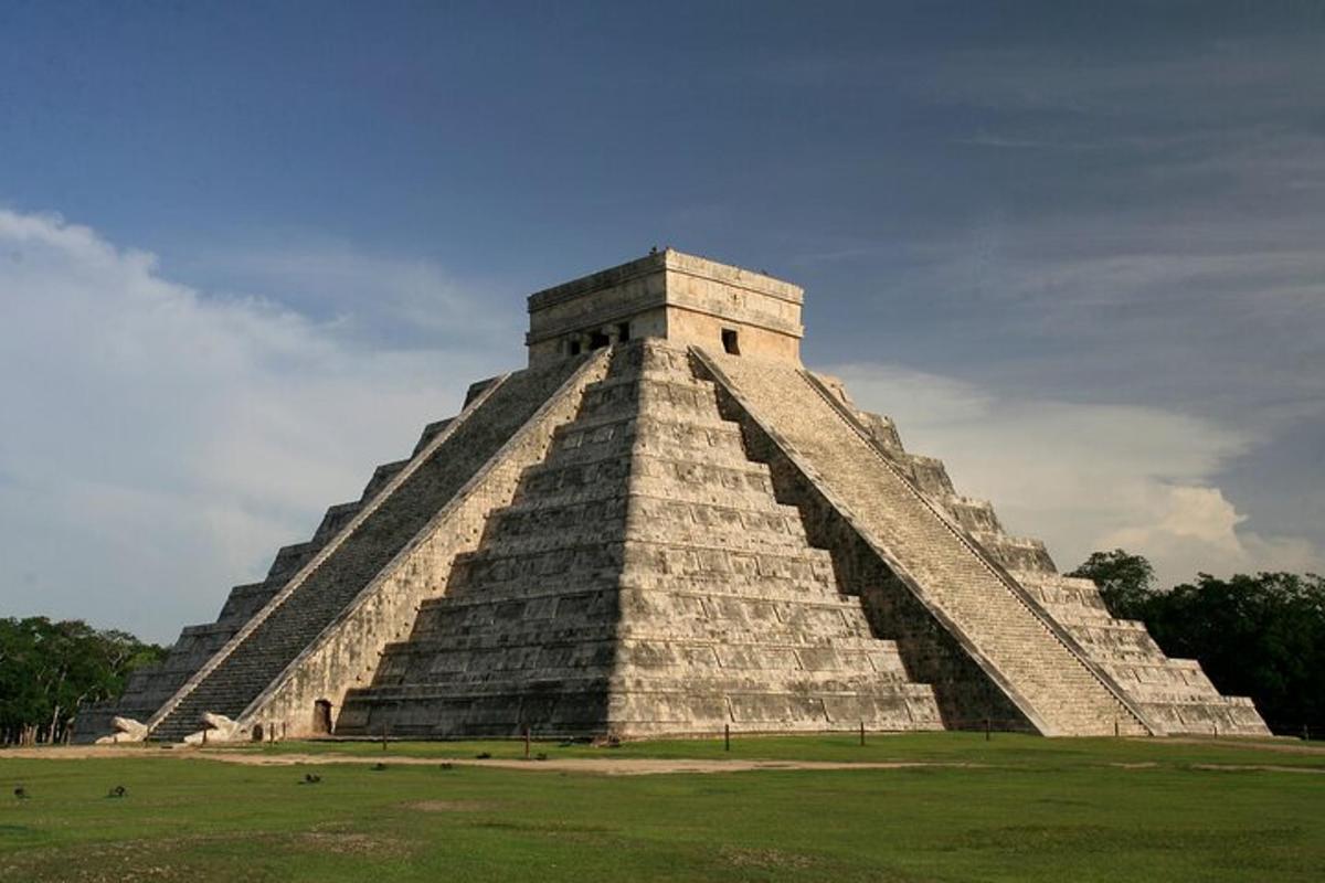 Velká pyramida v poli s oblohou