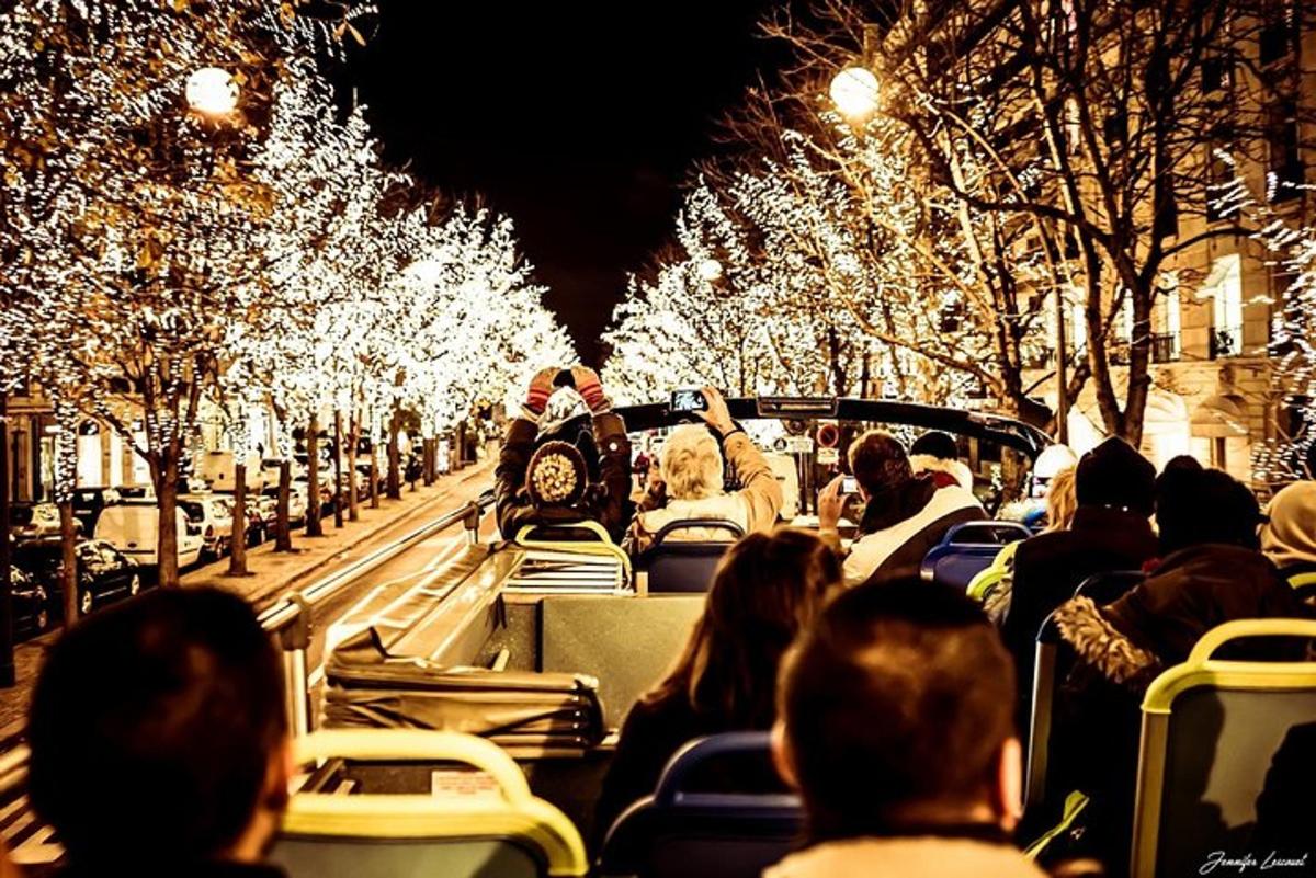grupa ljudi koji se voze u autobusu s božićnim svjetlima