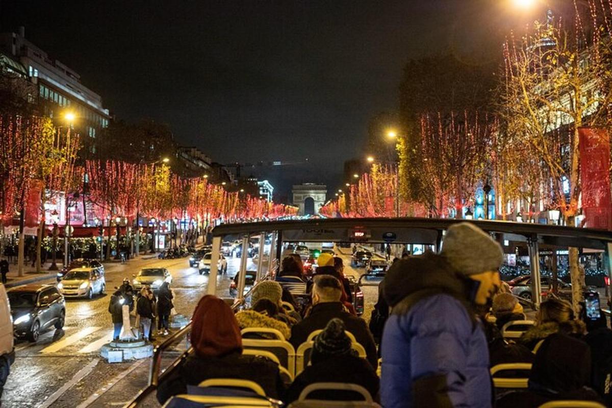 grupa ljudi koji se noću voze autobusom gradskom ulicom