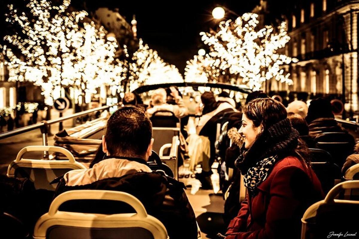 grupa ljudi koja sjedi u autobusu noću
