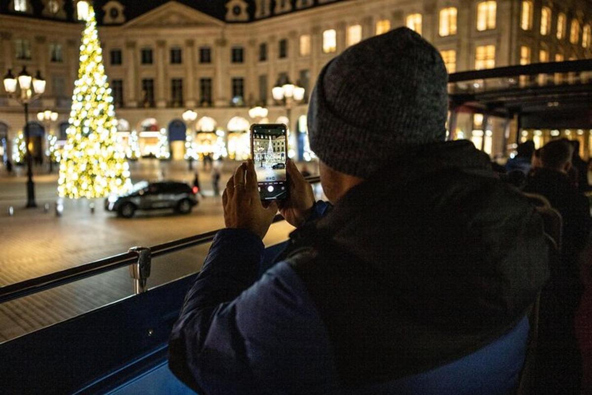 osoba koja fotografira božićno drvce