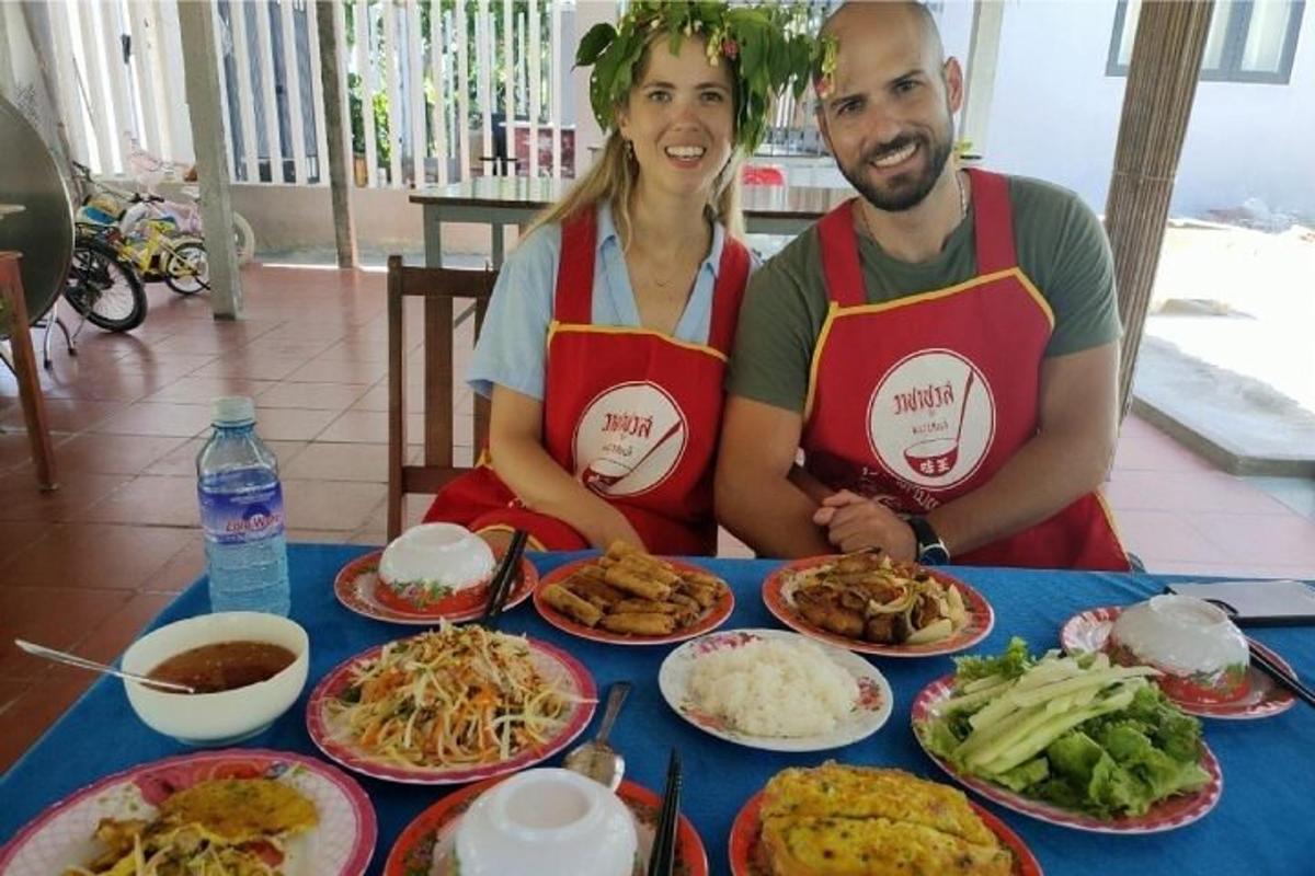 seorang lelaki dan seorang wanita duduk semeja dengan makanan
