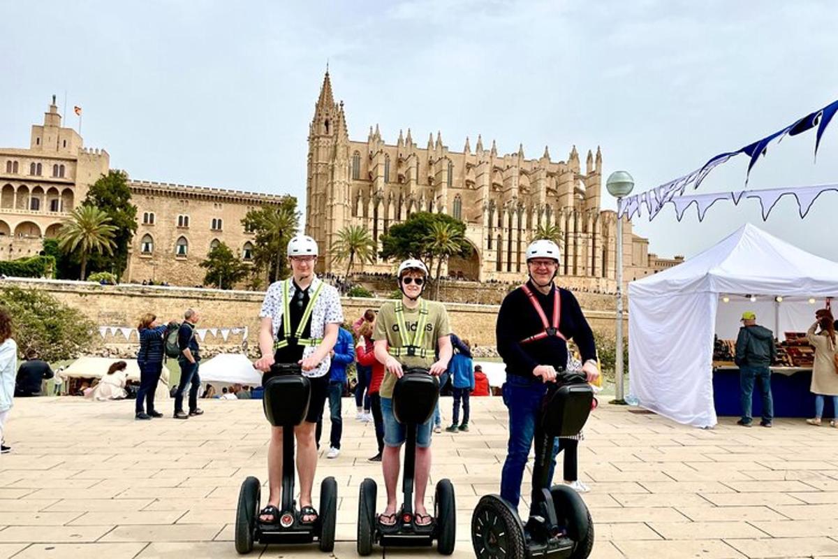Tres personas viajando en segways frente a un edificio.