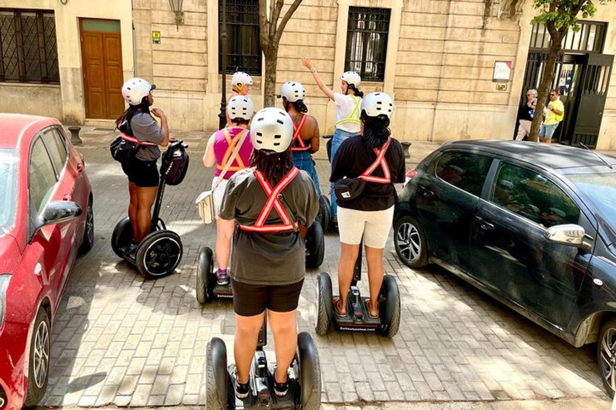 Un grupo de personas viajando en segways por una calle.