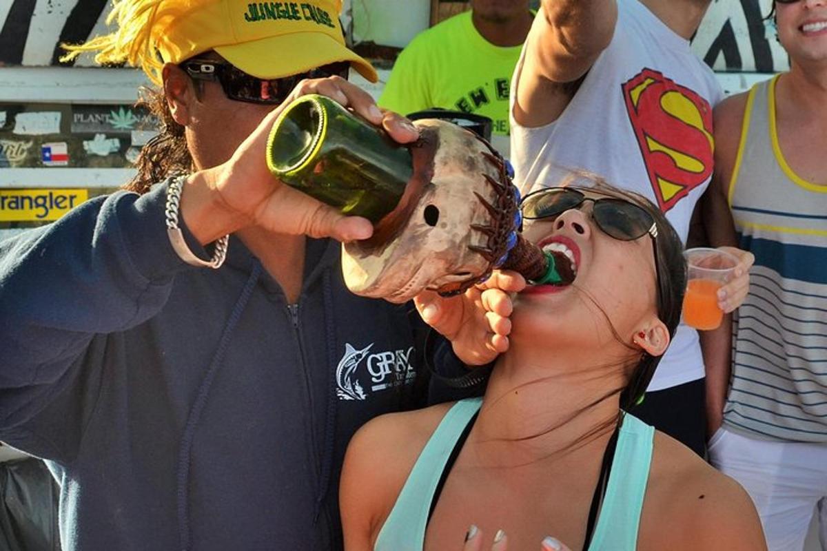 um homem dando uma bebida de uma caveira para uma mulher