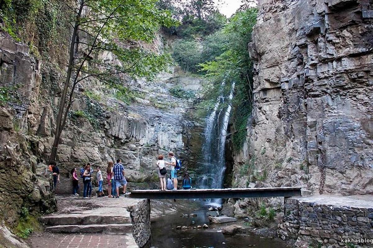 un gruppo di persone in piedi davanti a una cascata