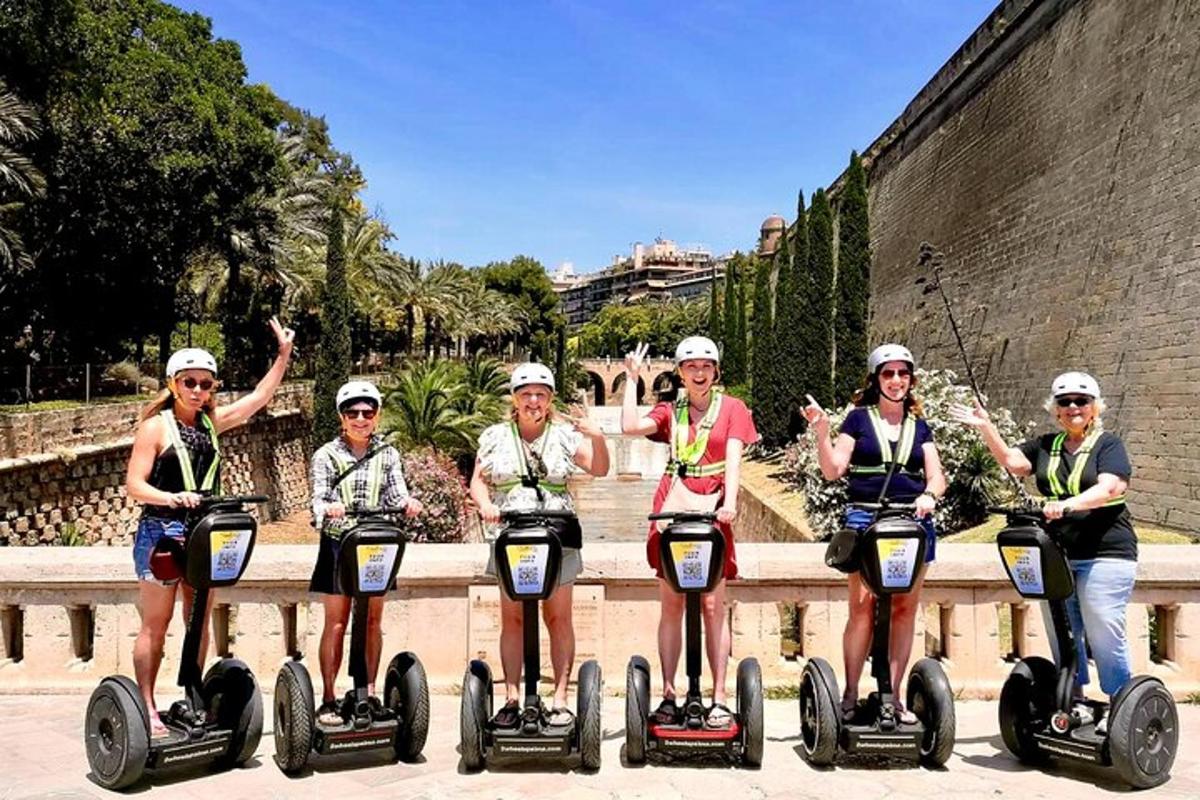 Skupina lidí jezdí na segwayích