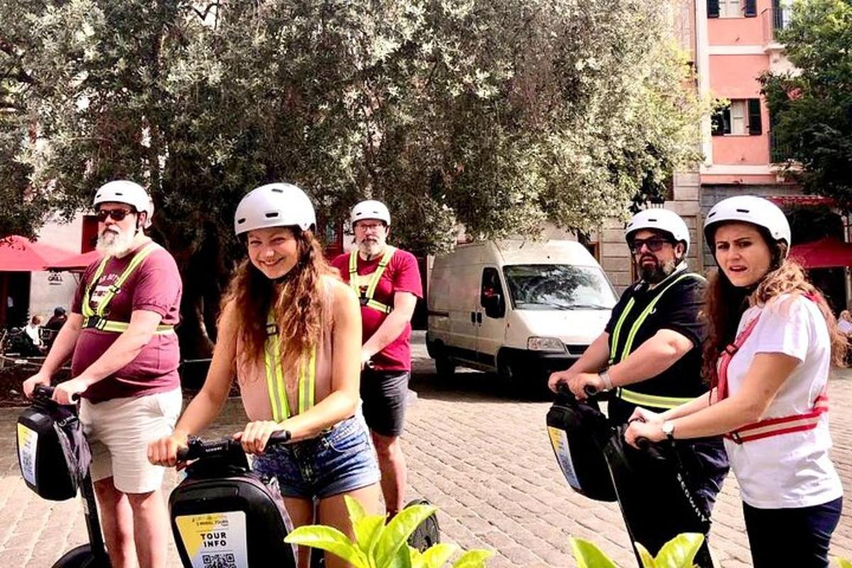 un grup de oameni purtând căști pe scuterele lor
