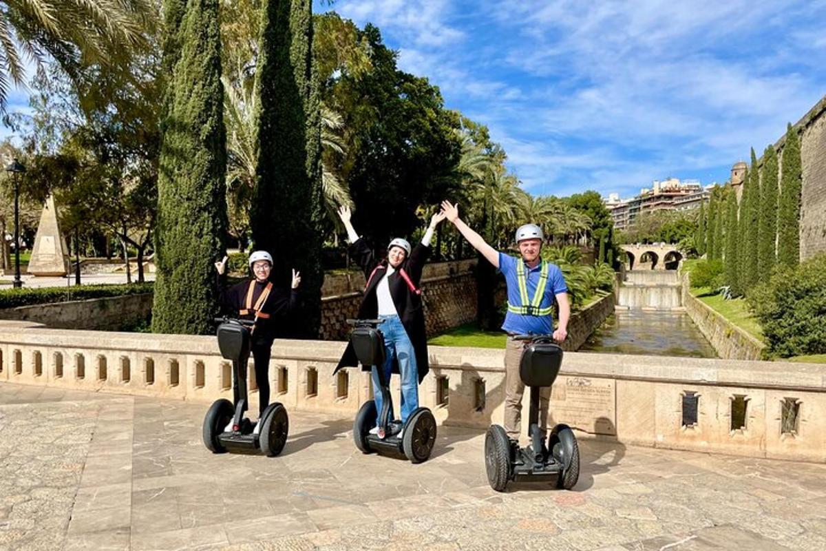 muž a dvě ženy jezdící na segwayích v parku