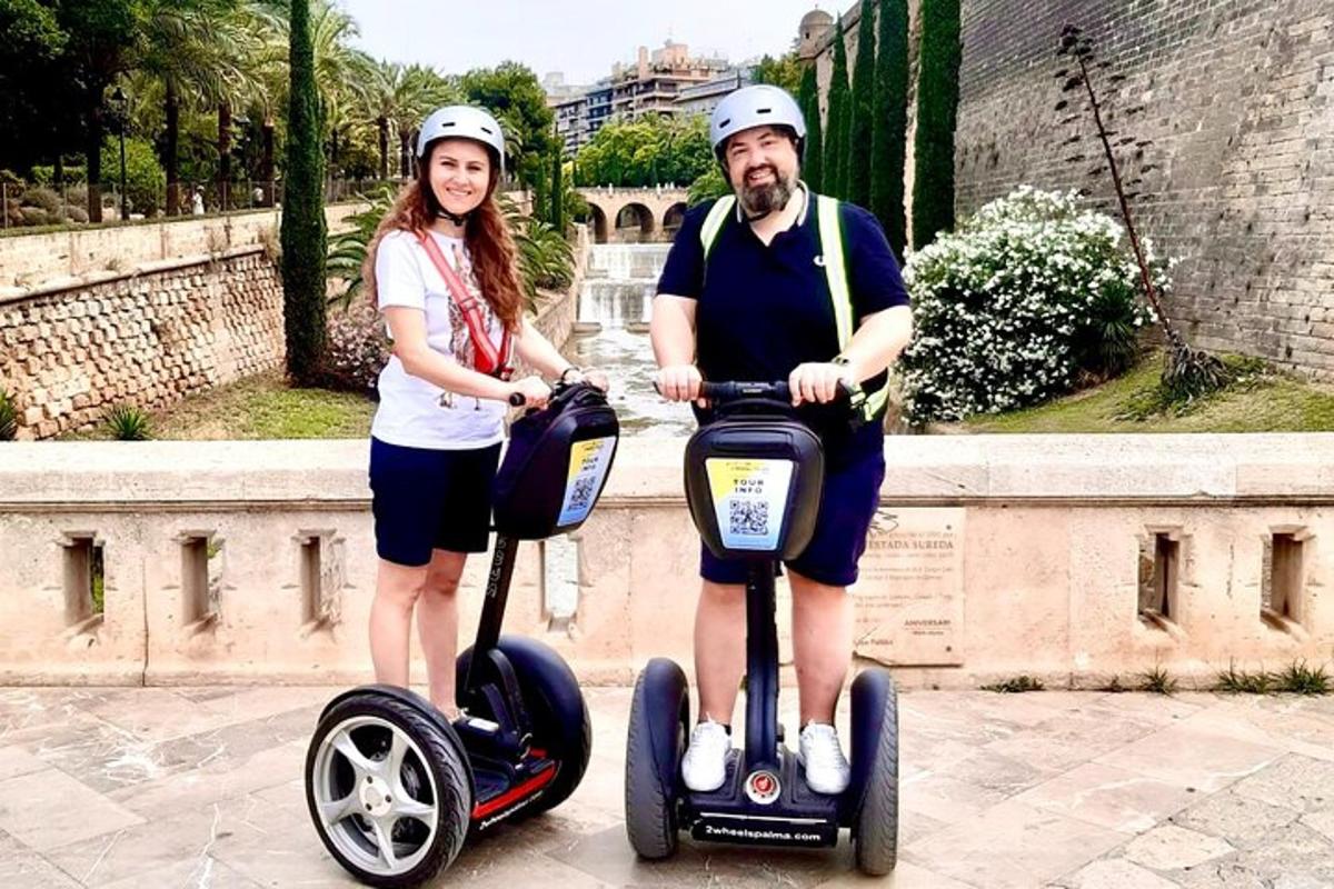 un uomo e una donna stanno cavalcando dei segifts