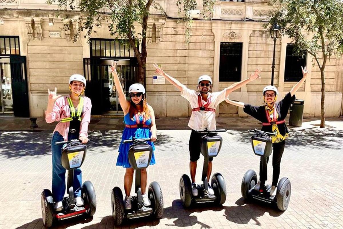 skupina tří lidí jedoucí na segwayích