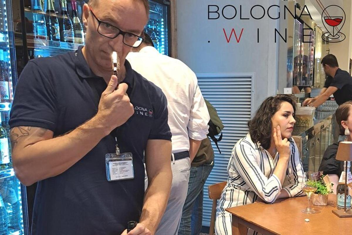un home amb un raspall de dents a la boca en una botiga