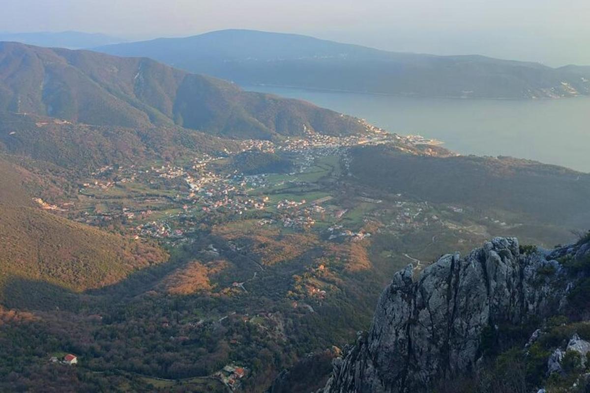 una vista aérea de un pueblo en una montaña