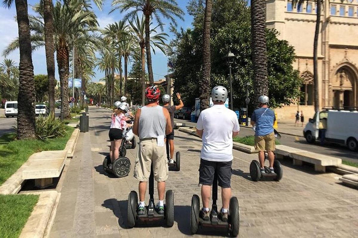 sekumpulan orang menaiki segway di sebatang jalan