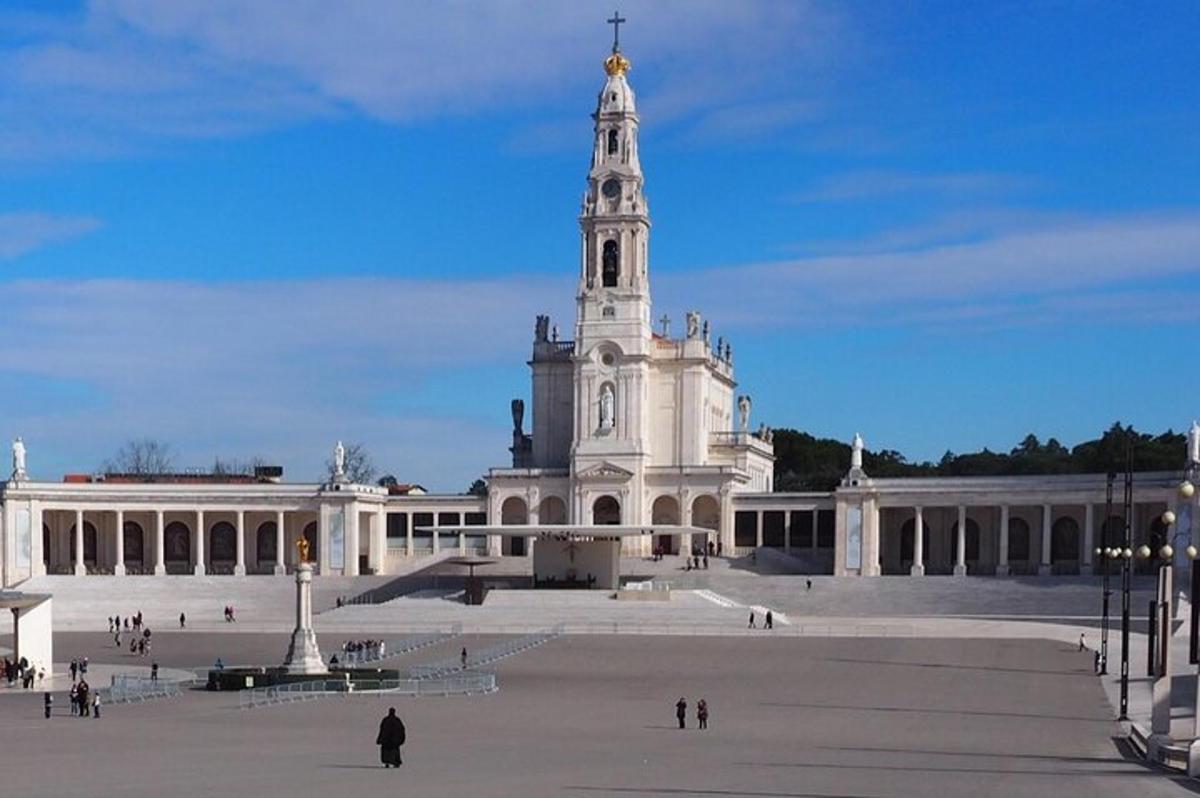 велика бела зграда са кулом на врху