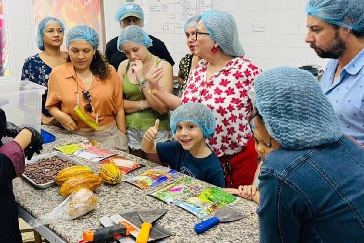 un grup de persones al voltant d'una taula amb menjar