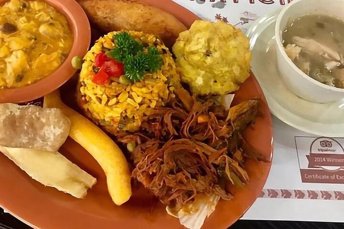 un plat de menjar amb arròs i altres aliments