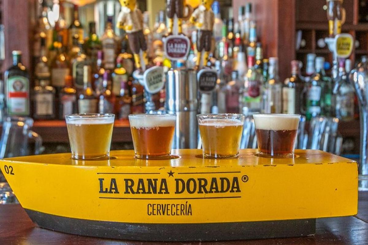 una safata groga amb quatre gots de cervesa en una barra