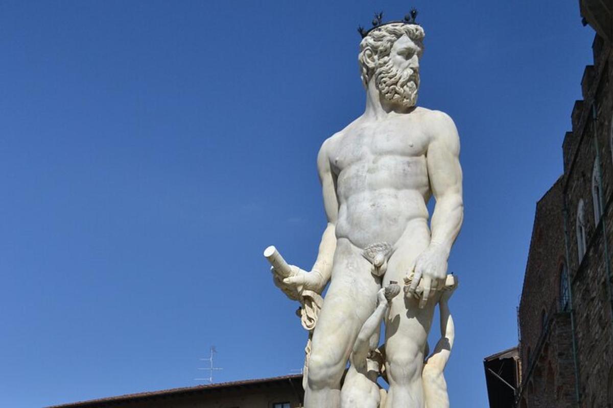 o statuie a unui bărbat care stă între două clădiri
