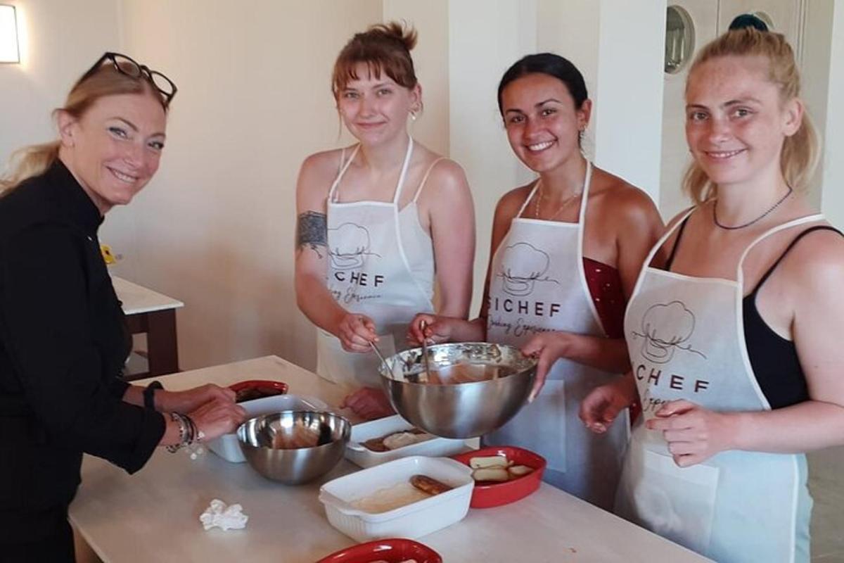 um grupo de quatro mulheres em uma cozinha preparando comida