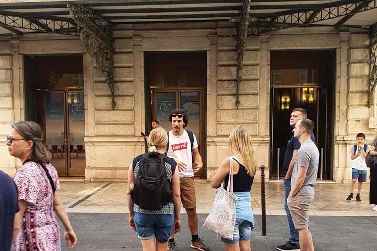 група людей, що стоять біля будівлі