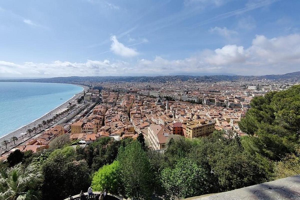 uma vista aérea de uma cidade e do oceano