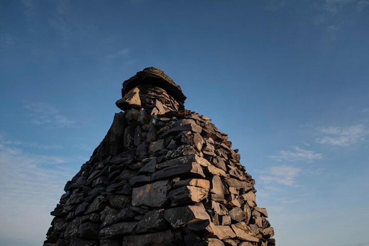 una torre de piedra con el cielo al fondo