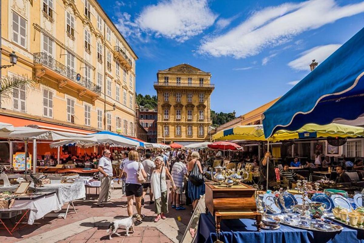 cilvēku grupa, kas pastaigājas pa tirgu pilsētā