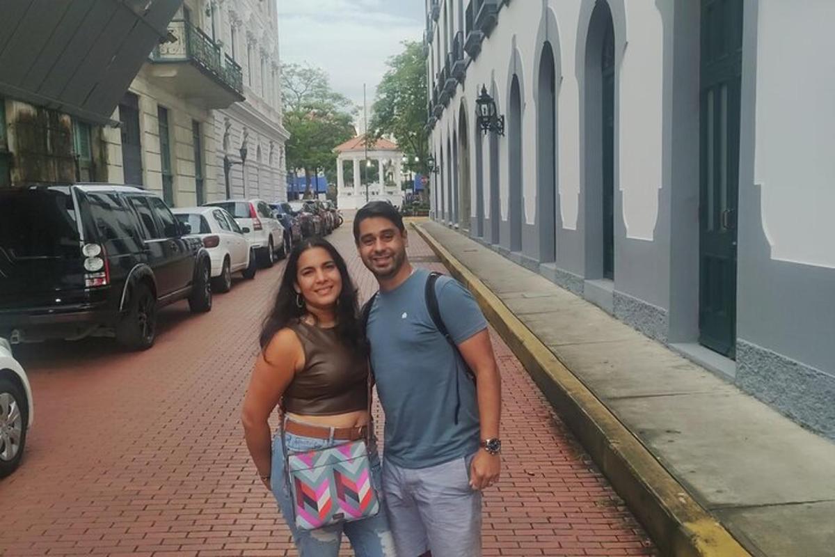 un uomo e una donna in piedi su una strada