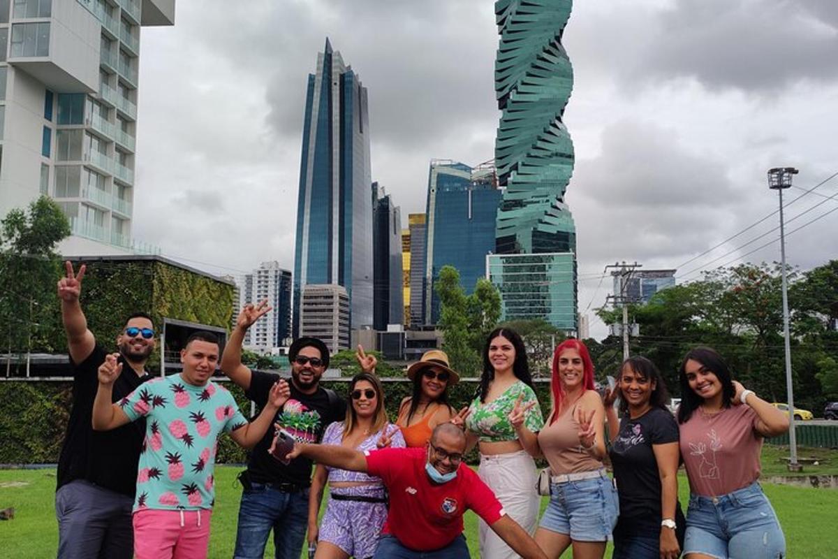 un gruppo di persone in posa per una foto davanti a una città