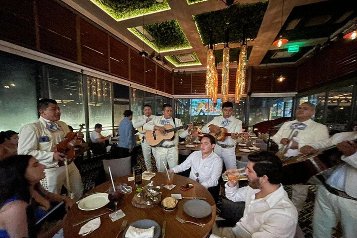 skupina lidí hrajících na hudební nástroje v restauraci