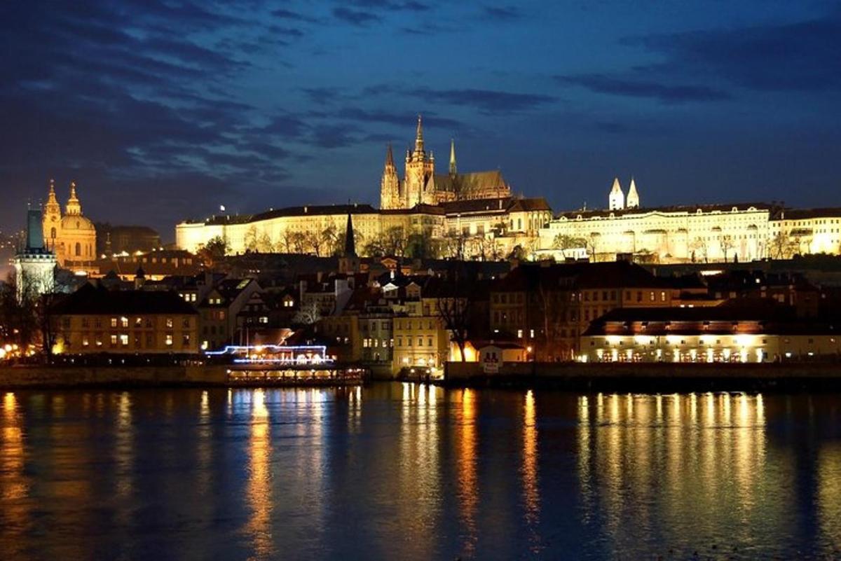 una vista d'una ciutat de nit des de l'aigua