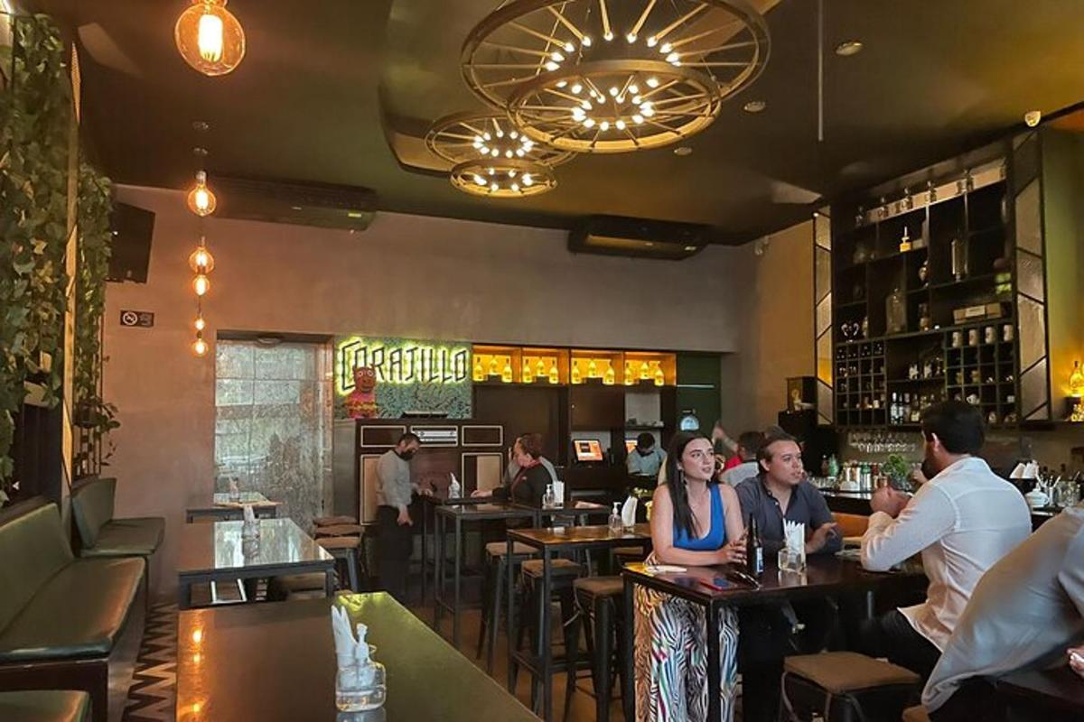 skupina lidí sedících u baru v restauraci