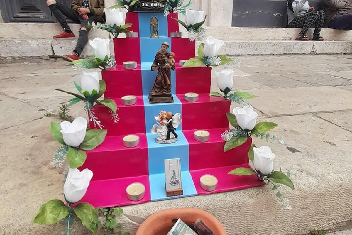 värviline altar kuju ja lilledega