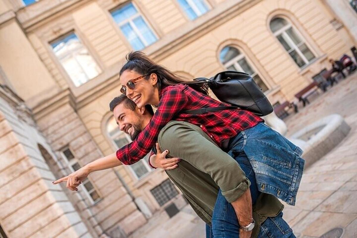 một người đàn ông đang cõng một người phụ nữ trên lưng