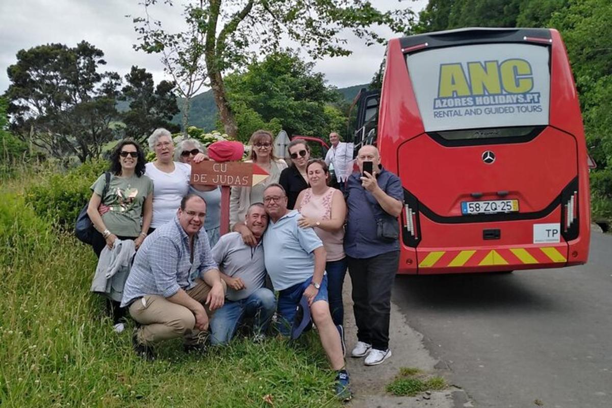 skupina lidí pózujících před autobusem