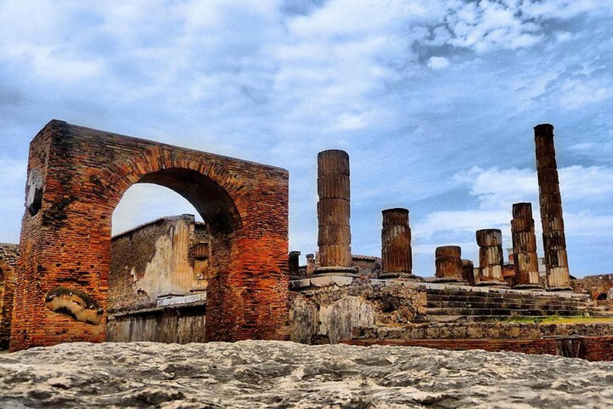 un vecchio edificio in mattoni con un arco e delle rovine